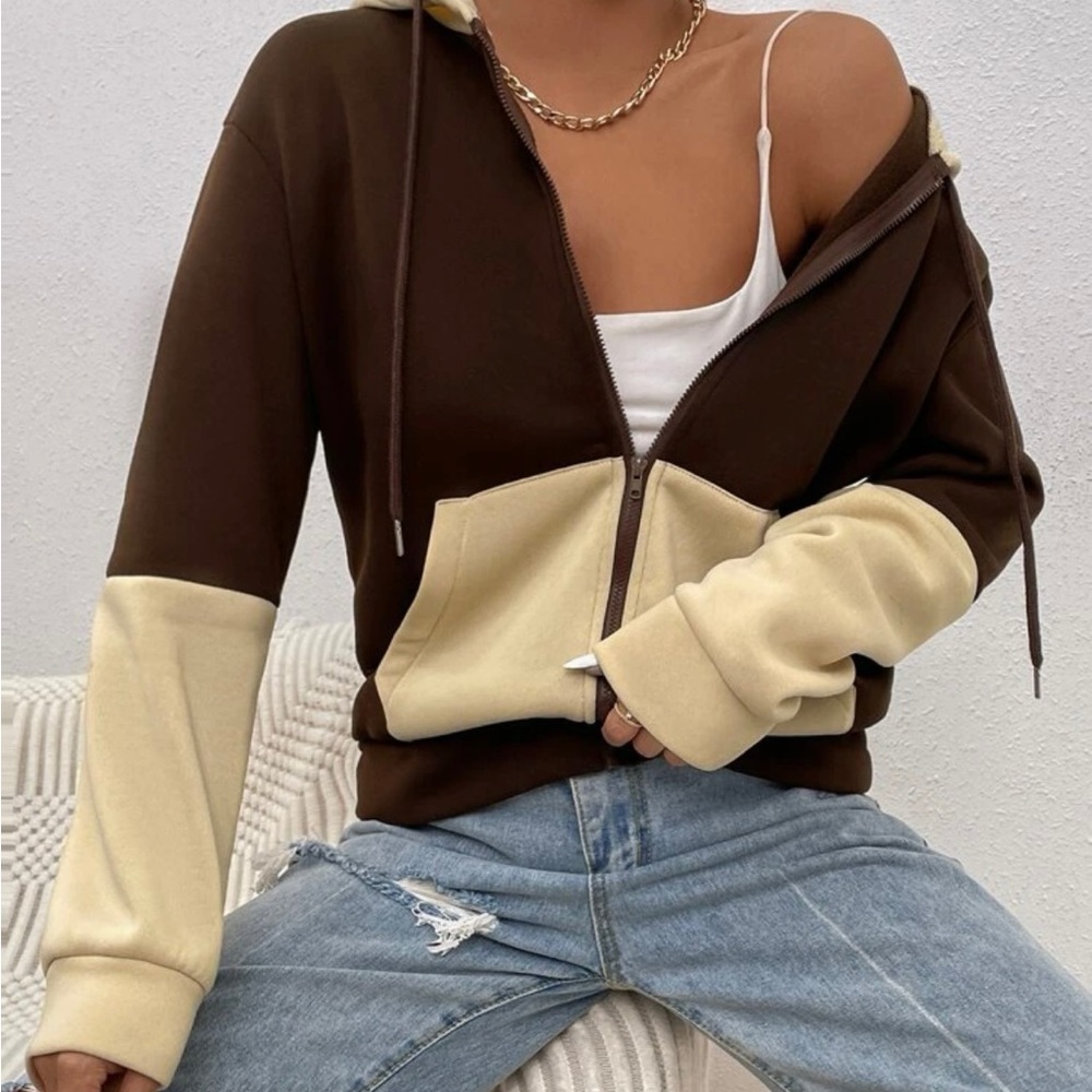 SHEIN EZwear Color Block Kangaroo Pocket Drawstring
Thermal Hoodie